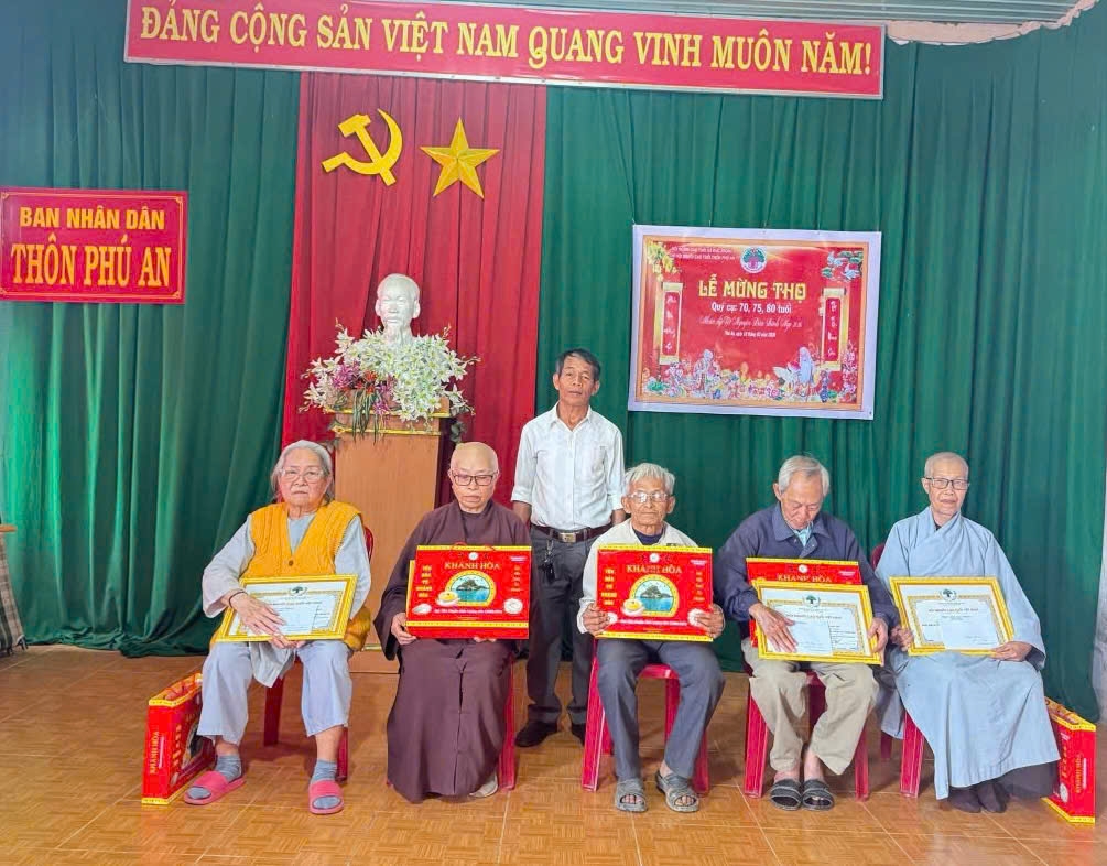 Trao quà mừng thọ cho người cao tuổi ở thôn Phú An, Đức Trọng