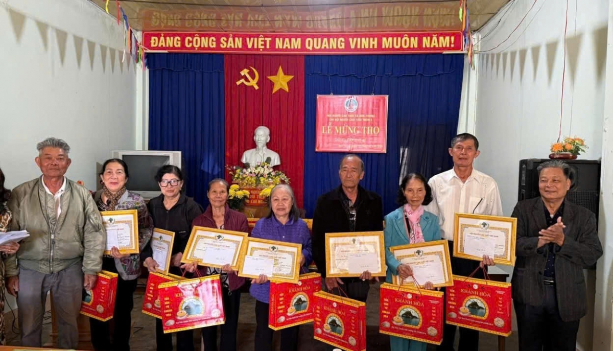 Trao quà mừng thọ cho các cụ Người cao tuổi ở Đức Trọng