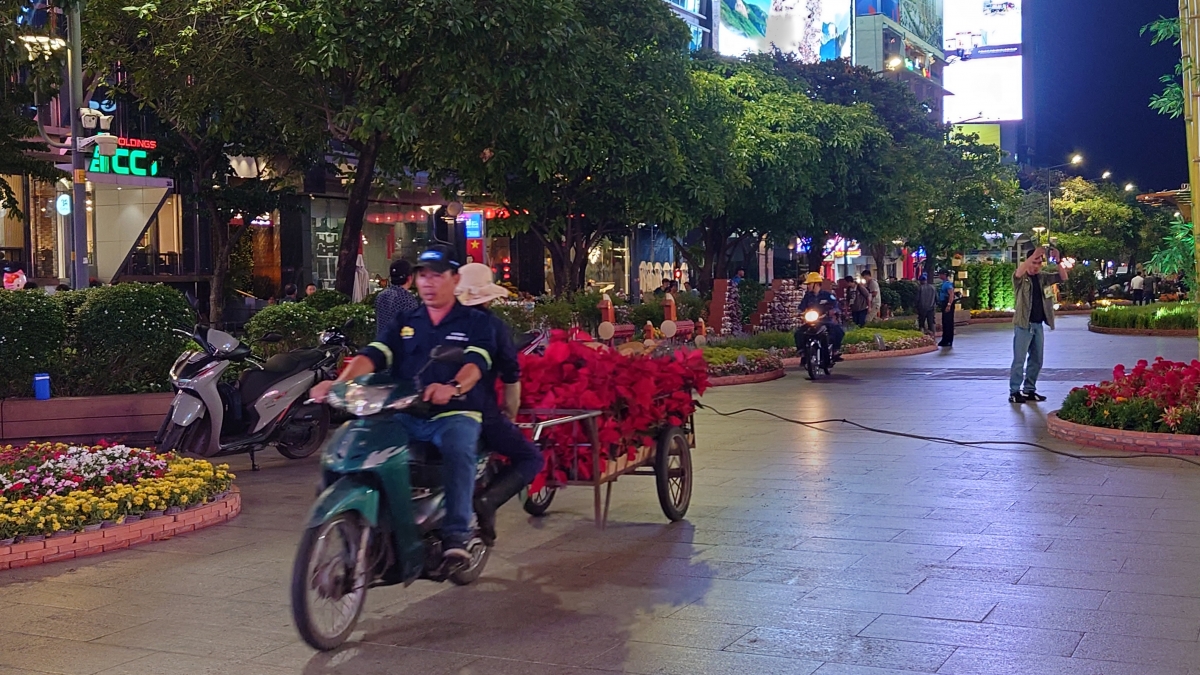 Xuyên đêm thu dọn Đường hoa Nguyễn Huệ Tết Bính Ngọ 2026