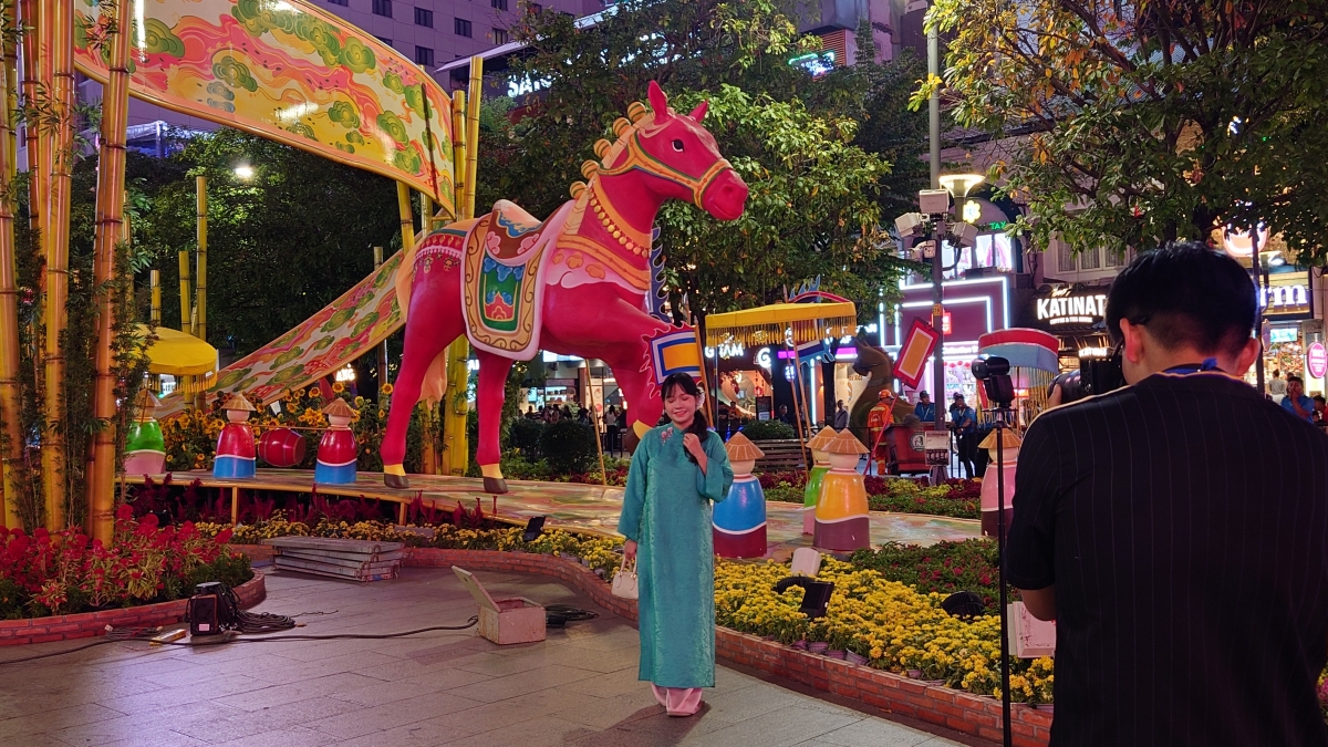 Xuyên đêm thu dọn Đường hoa Nguyễn Huệ Tết Bính Ngọ 2026