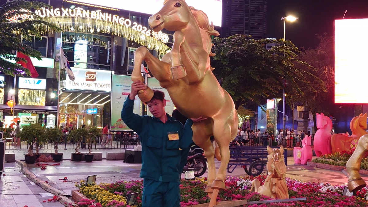 Xuyên đêm thu dọn Đường hoa Nguyễn Huệ Tết Bính Ngọ 2026