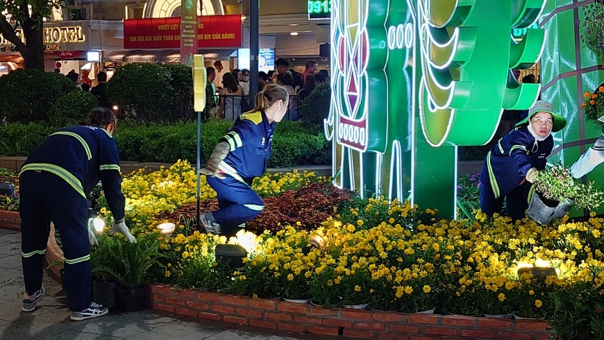 Ngay sau thời khắc bế mạc, hàng trăm công nhân đã khẩn trương bắt tay vào công tác thu dọn, xuyên đêm hoàn trả mặt bằng để Phố đi bộ hoạt động bình thường từ ngày hôm sau