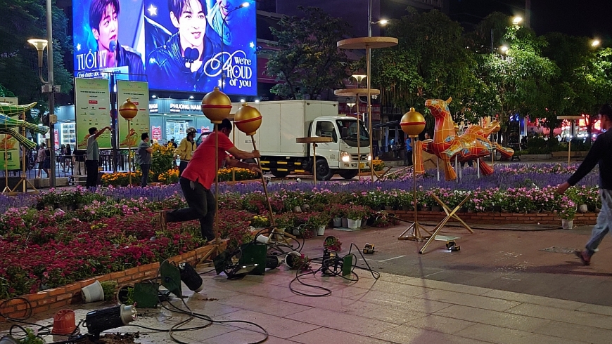 Ngay sau thời khắc bế mạc, hàng trăm công nhân đã khẩn trương bắt tay vào công tác thu dọn, xuyên đêm hoàn trả mặt bằng để Phố đi bộ hoạt động bình thường từ ngày hôm sau