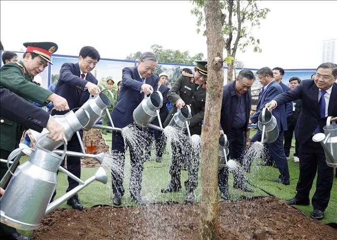 Tổng Bí thư Tô Lâm và các đại biểu tham gia trồng cây tại Lễ phát động “Tết trồng cây đời đời nhớ ơn Bác Hồ” Xuân Bính Ngọ 2026.