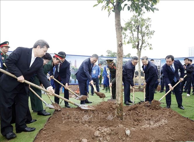 Tổng Bí thư Tô Lâm và các đại biểu tham gia trồng cây tại Lễ phát động “Tết trồng cây đời đời nhớ ơn Bác Hồ” Xuân Bính Ngọ 2026.jpg