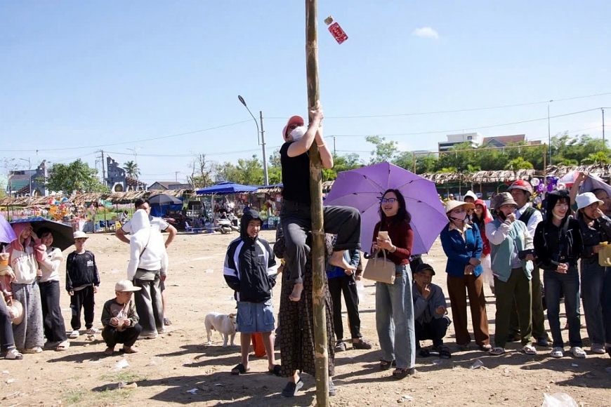 Trò chơi leo cột lấy quà – hoạt động dân gian sôi động, thu hút đông đảo người dân và du khách tham gia
