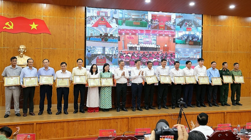 Bí thư Thành ủy Lê Quang Tùng và Chủ tịch UBND TP. Cần Thơ Trương Cảnh Tuyên trao Bằng khen cho 9 tập thể có thành tích xuất sắc trong tổ chức các hoạt động “Mừng Đảng quang vinh – mừng Xuân Bính Ngọ năm 2026” 