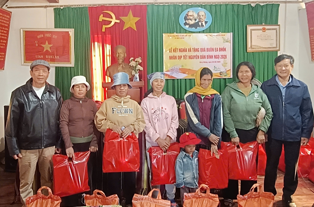Lãnh đạo cấp ủy, chính quyền, MTTQ, Hội NCT xã Dray Bhăng, tỉnh Đắk Lắk phối hợp nhà tài trợ tặng quà Tết cho NCT nghèo (1)