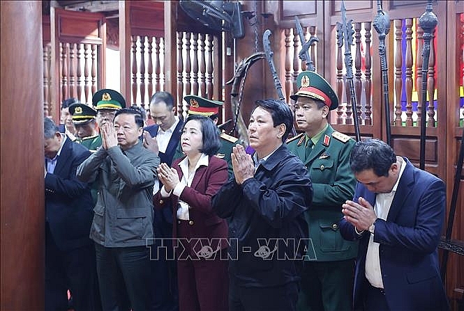 Chủ tịch nước Lương Cường và đoàn công tác dâng hương tại đền Thượng (Lào Cai) cầu cho quốc thái dân an. Ảnh: Lâm Khánh/TTXVN