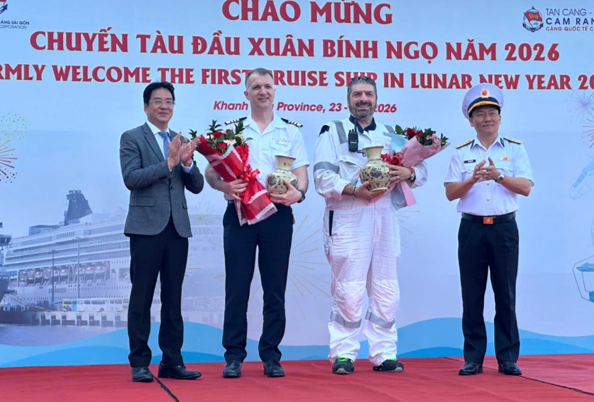 Phó Chủ tịch Thường trực UBND tỉnh Khánh Hòa Nguyễn Long Biên (đầu tiên từ trái qua) chúc mừng chuyến tàu du lịch biển Seven Seas Explorer cập cảng quốc tế Cam Ranh đầu năm 2026.
