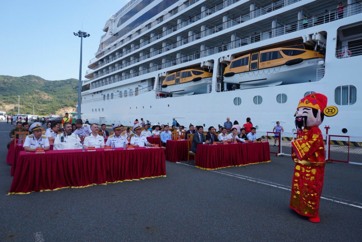 Quang cảnh lễ đón tàu du lịch biển quốc tế Seven Seas Explorer tại Cảng Cam Ranh Khánh Hòa đầu năm 2026