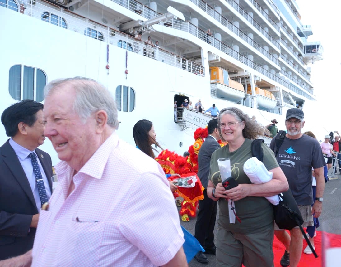 Hàng trăm du khách quốc tế lần lượt xuống bờ sau khi tàu Seven Seas Explorer cập Cảng Cam Ranh, mở đầu mùa du lịch tàu biển Khánh Hòa năm 2026.