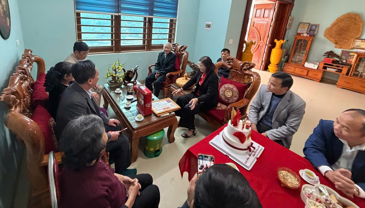 Con, cháu chắt tụ hợp đông đủ về chúc thọ cụ Nguyễn Ngọc Cân