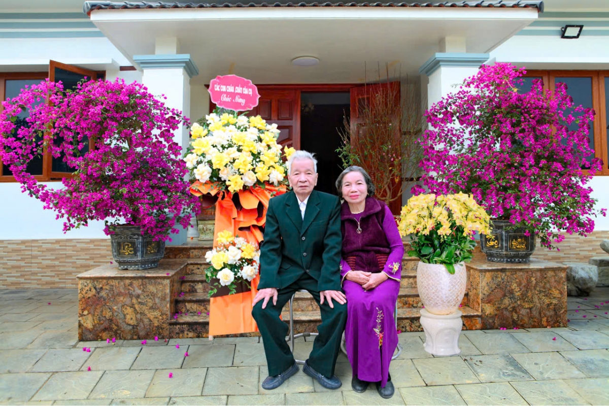 Cụ Nguyễn Ngọc Cần bên người vợ tại xã Tây Cốc, tỉnh Phú Thọ