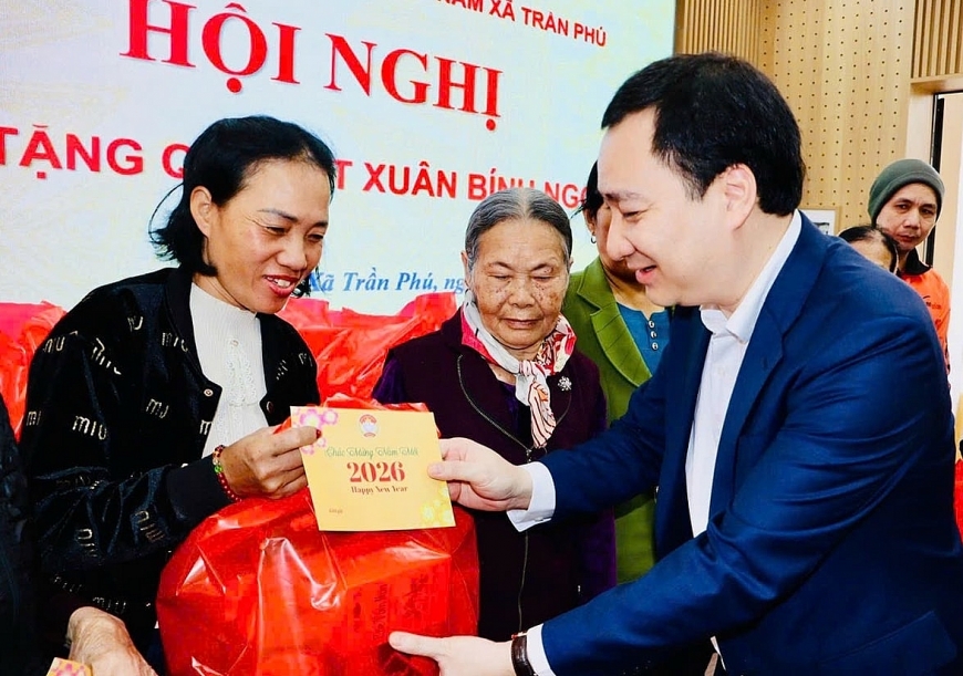 Đồng chí Vũ Văn Tiến trao tặng quà cho các hộ nghèo, hộ cận nghèo trên địa bàn xã Trần Phú, thành phố Hải Phòng dịp Tết Nguyên đán Bính Ngọ năm 2026.