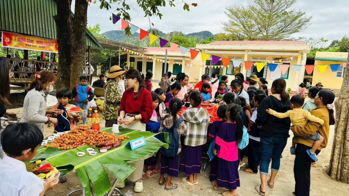 Nhà trường thường xuyên phối hợp với Hội phụ huynh và chính quyền địa phương tổ chức các hoạt động ngoại khoá nhằm nâng cao chất lượng giáo dục vùng đồng bào dân tộc thiểu số Raglai.