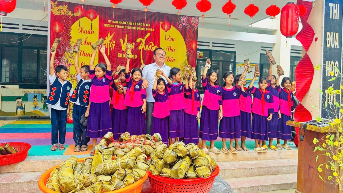 Các em học sinh đồng bào Raglai phấn khởi khi được nhận bánh Tét được phụ huynh phối hợp nhà trường tổ chức.