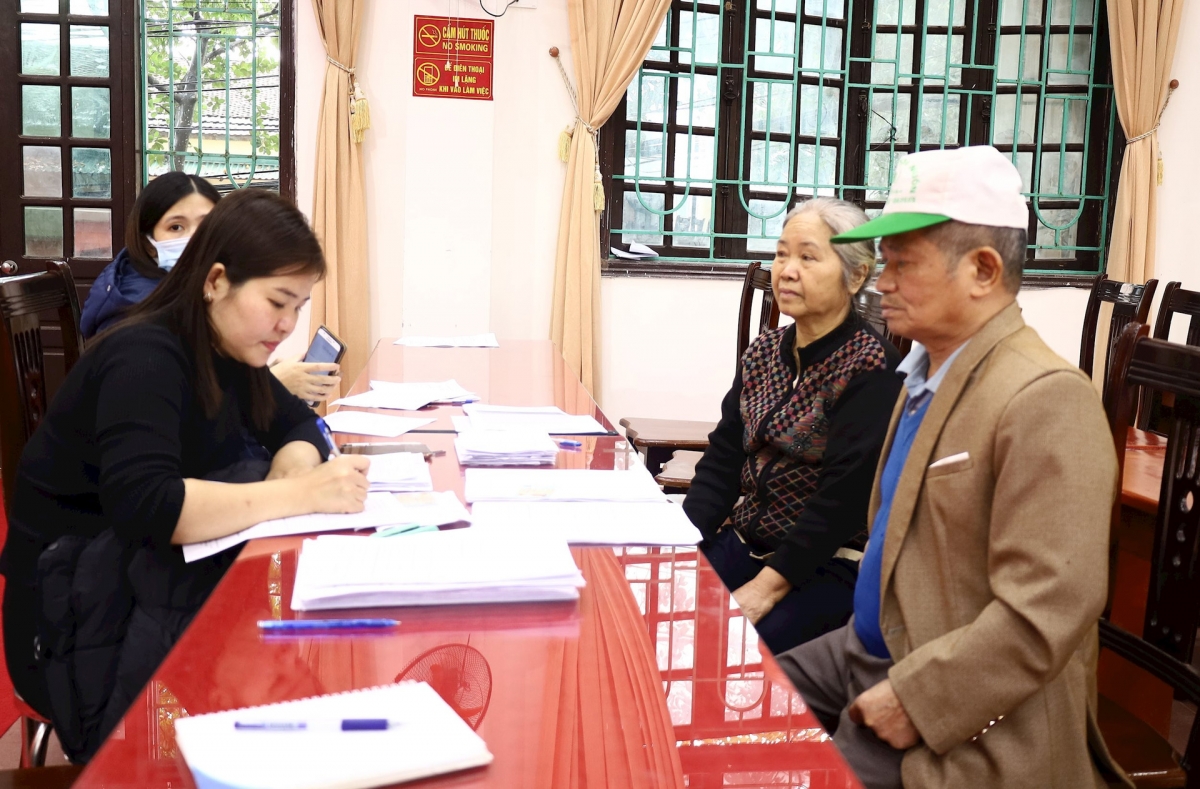 Chi trả chế độ an sinh tới người dân.