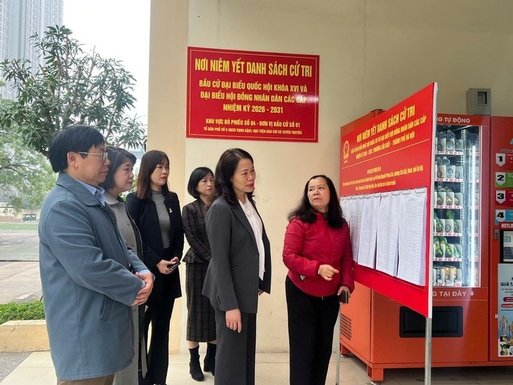 Lãnh đạo phường Cầu Giấy, TP Hà Nội kiểm tra cơ sở vật chất tại điểm bầu cử
