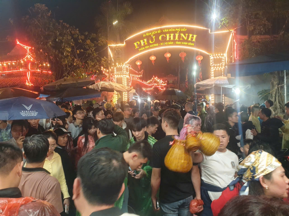 Rất đông du khách tập trung tại khu vực Phủ Chính đêm ngày 7 tháng giêng âm lịch