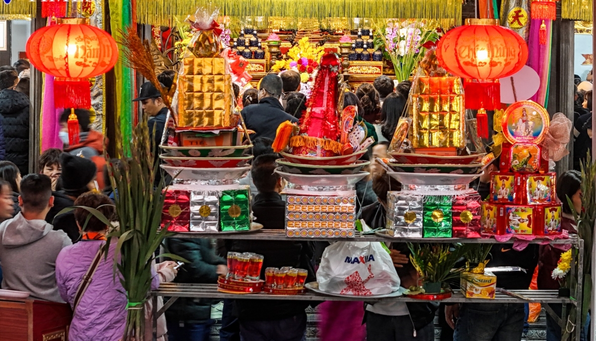 Du khách tấp nập chuẩn bị dâng hương, đặt lễ vật để cầu mong may mắn và bình an
