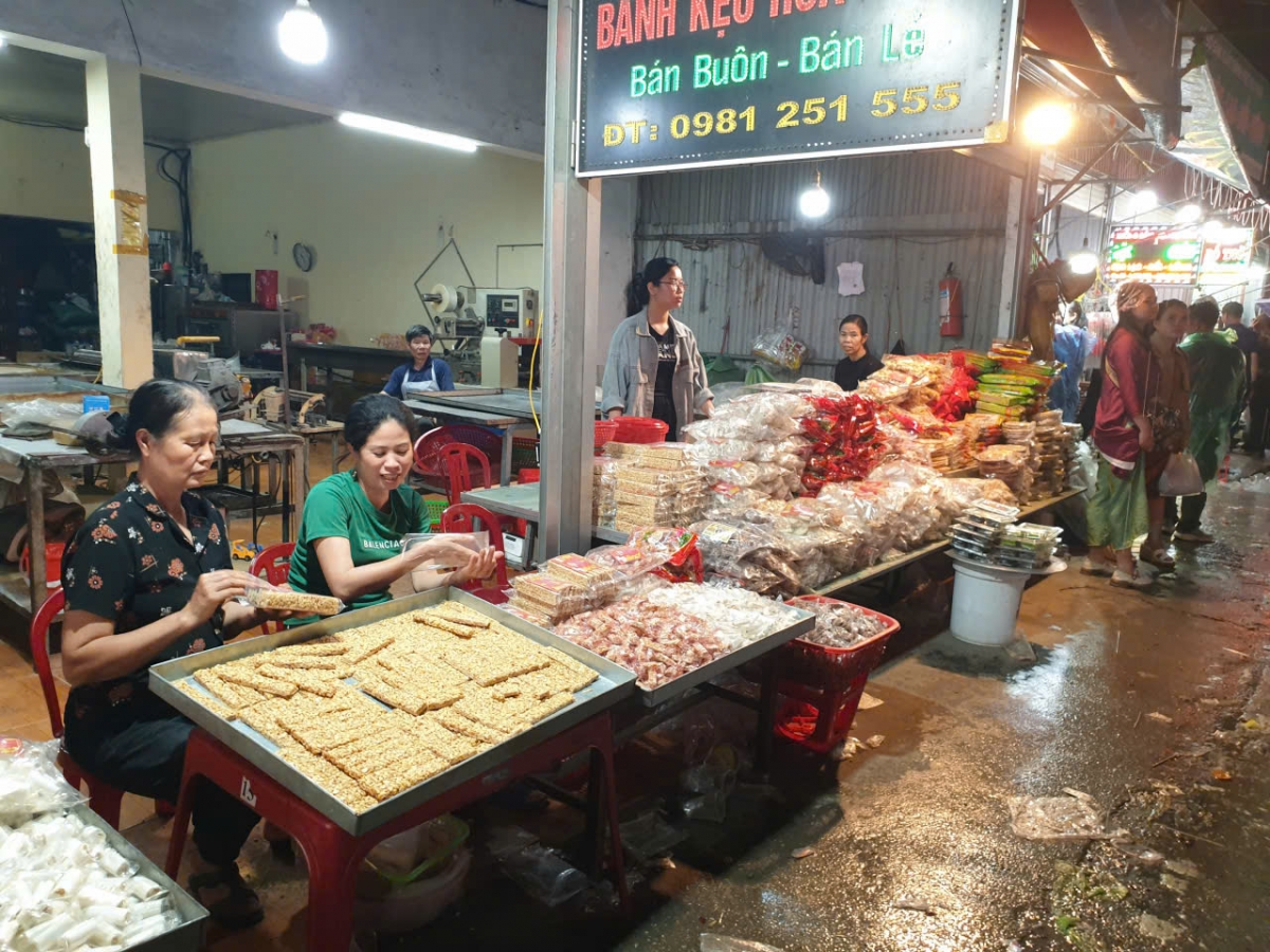 Rất nhiều mặt hàng bánh, kẹo được bầy bán tại chợ