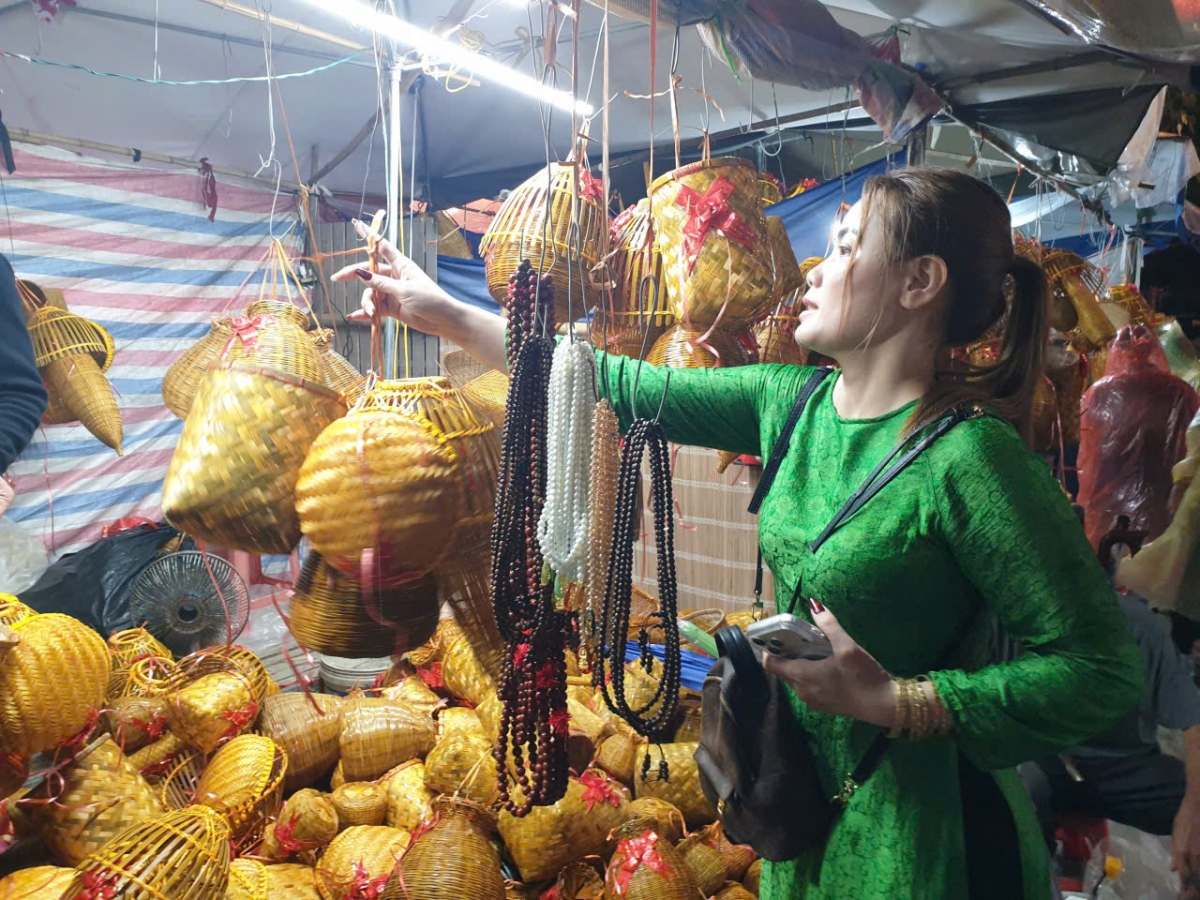 Mặt hàng nông cụ nông thôn luôn được du khách  yêu thích