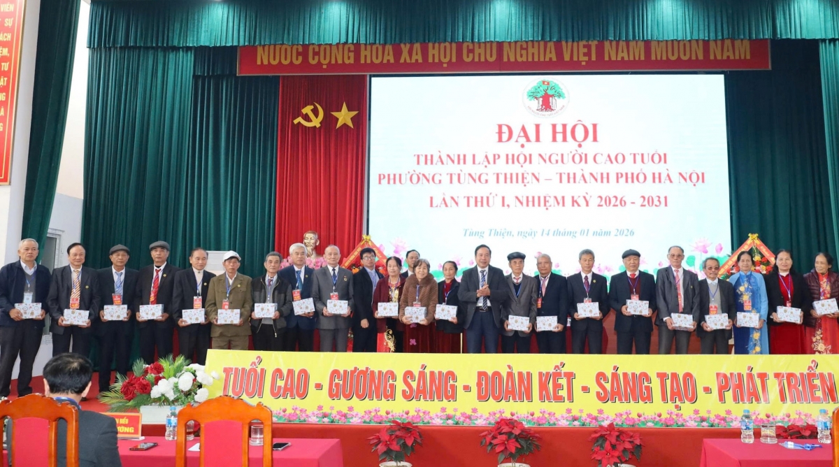 Tặng quà tri ân những cán bộ Hội không tham gia Ban Chấp hành khóa mới