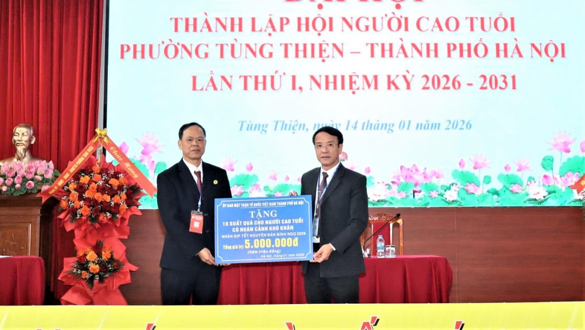 Trao quà của Ủy ban MTTQ Việt Nam TP Hà Nội cho NCT khó khăn phường Tùng Thiện