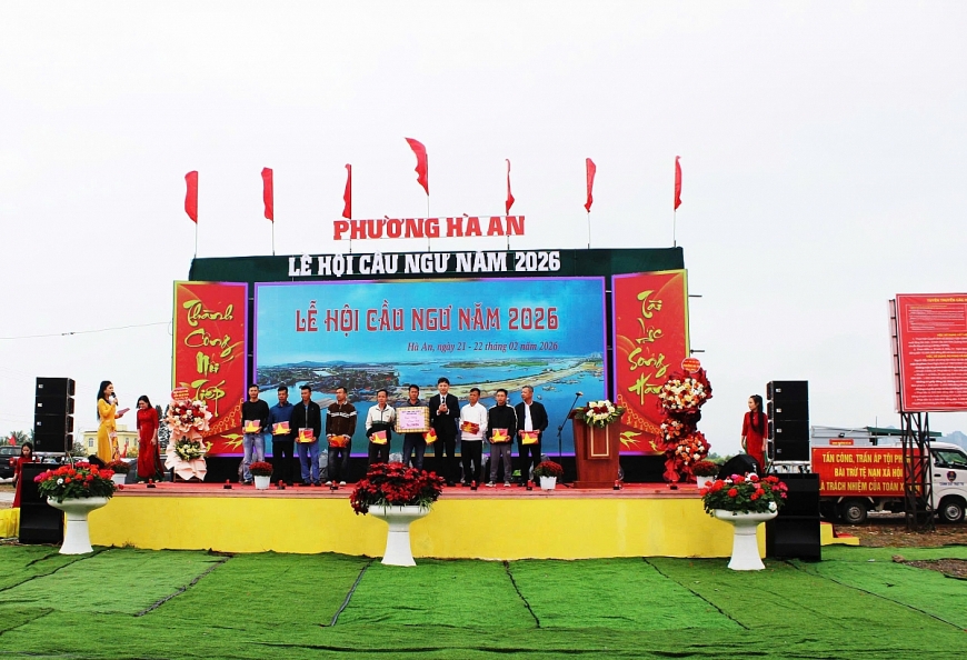 Ông Nguyễn Văn Công, Phó Chủ tịch UBND tỉnh tặng cờ Tổ quốc và quà cho 9 tàu ngư dân xuất hành đầu Xuân.