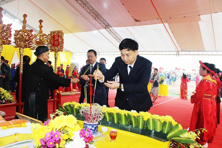 Ông Nguyễn Văn Công- Phó chủ tịch tỉnh Quảng Ninh dâng hương tại lễ hội Cầu ngư Hà An.