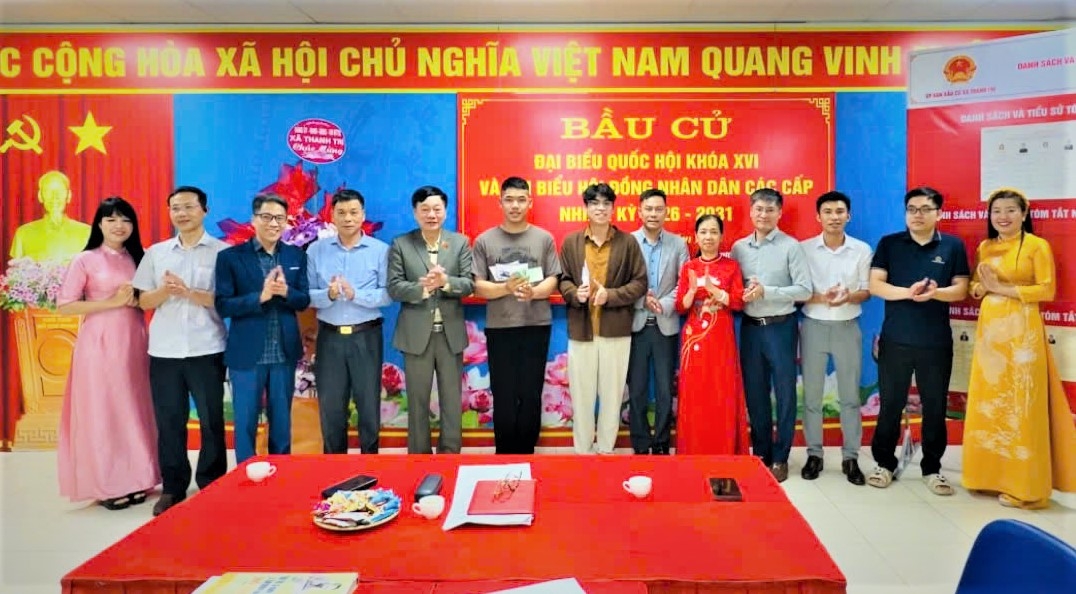 Lãnh đạo cấp ủy, chính quyền, các đoàn thể thôn 7 Tứ Hiệp tặng quà chúc mừng tân binh lên đường nhập ngũ