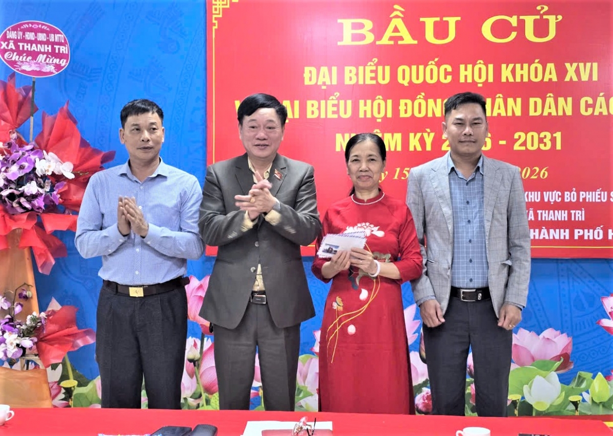 Lãnh đạo cấp ủy, chính quyền thôn tặng quà mừng thọ NCT