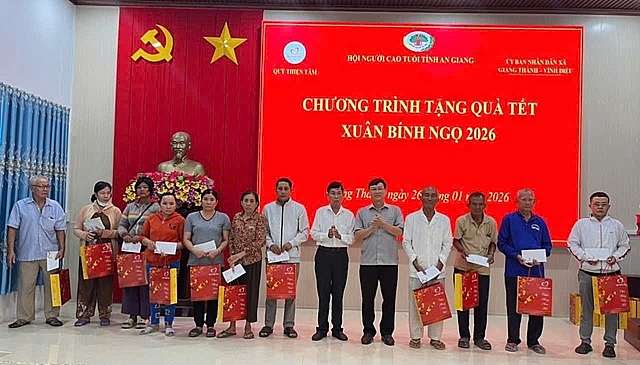 Lãnh đạo Hội NCT tỉnh trao quà cho NCT có hoàn cảnh khó khăn vui Xuân, đón Tết.