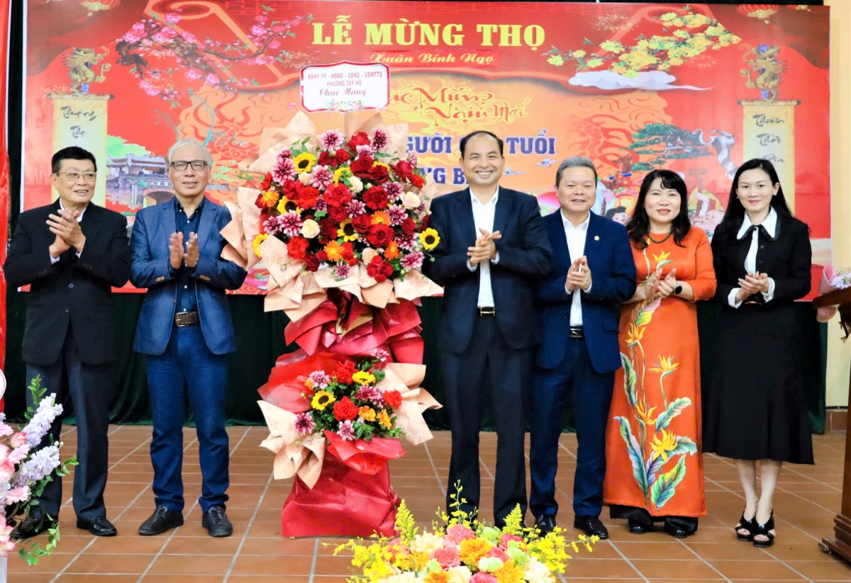 Lãnh đạo Hội NCT TP Hà Nội và lãnh đạo phường Tây Hồ tặng hoa chúc mừng buổi lễ