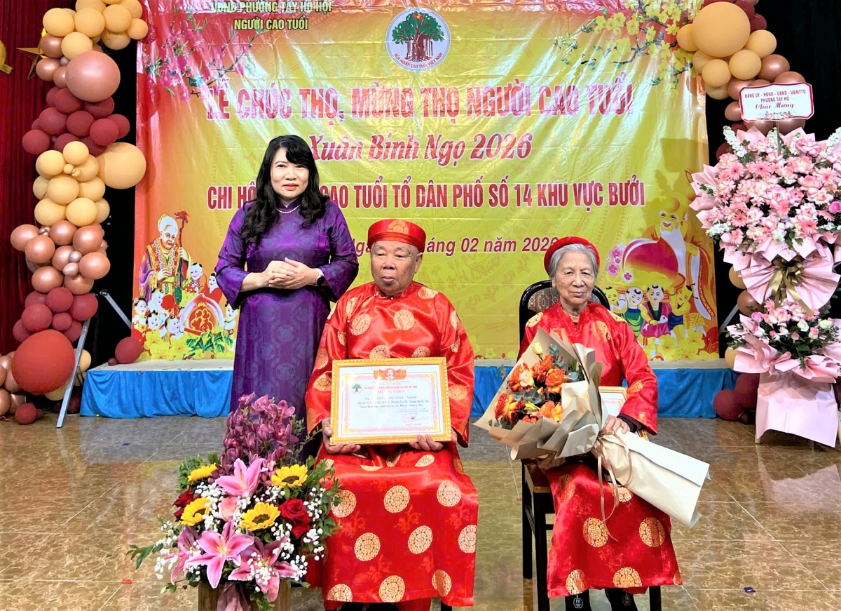 Lãnh đạo Hội NCT phường Tây Hồ trao Bằng mừng thọ và tặng quà NCT khu vực Bưởi
