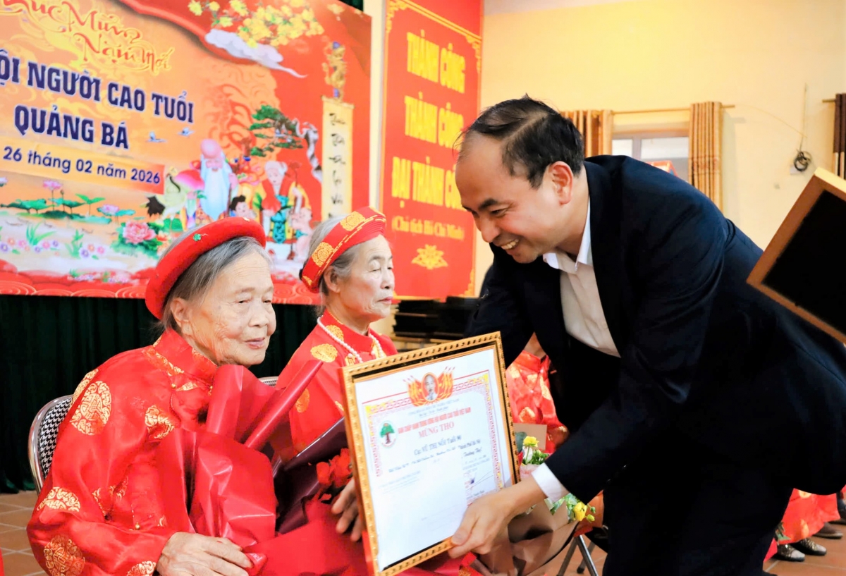 Nguyễn Đình Khuyến, Thành ủy viên, Bí thư Đảng ủy, Chủ tịch HĐND phường Tây Hồ trao Bằng mừng thọ và tặng quà NCT