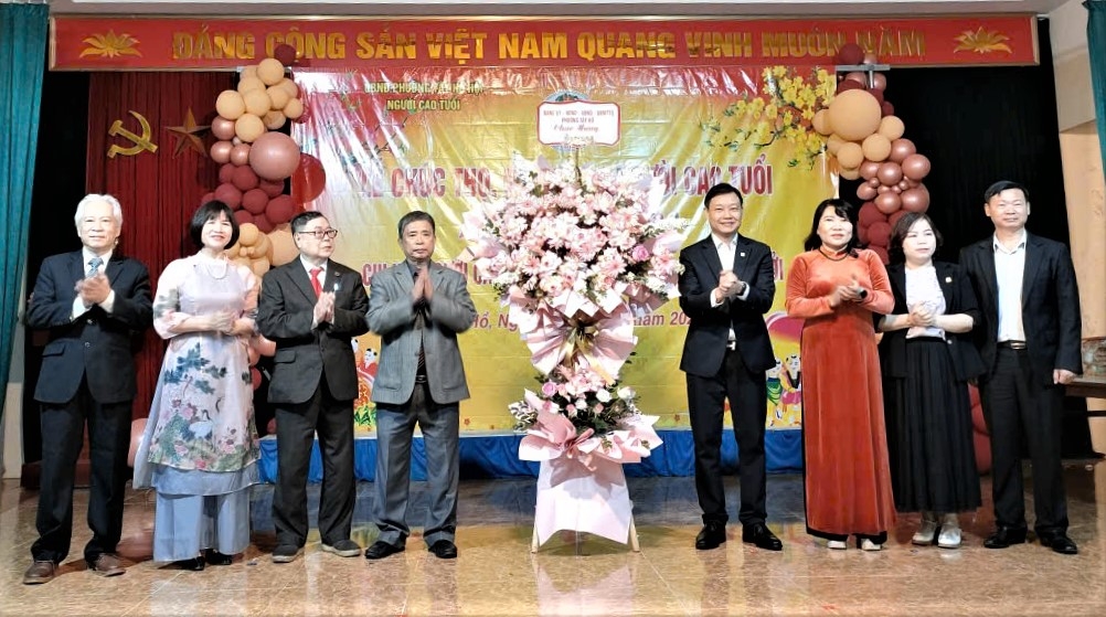 Ông Bùi Tuấn Dương, Ủy viên Ban Chấp hành Đảng ủy, Phó Chủ tịch UBND phường tặng hoa chúc mừng buổi lễ