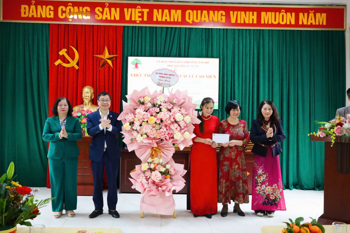 Ông Nguyễn Việt Cường, Ủy viên Ban Thường vụ Đảng ủy, Phó Chủ tịch UBND phường Tây Hồ tặng hoa chúc mừng buổi lễ