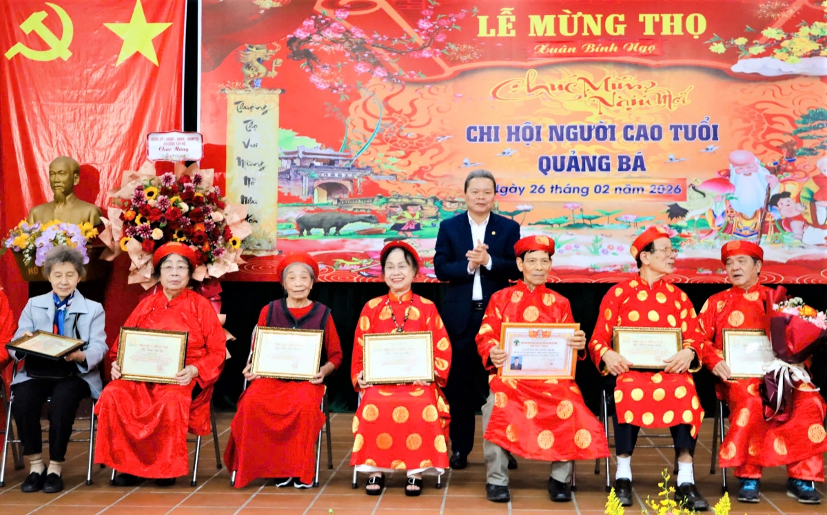 Ông Phạm Huy Giáp trao Bằng mừng thọ và tặng quà NCT Chi hội Quảng Bá được mừng thọ