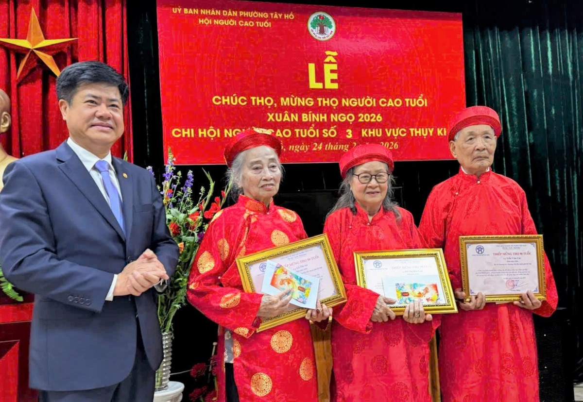 Ông Phạm Thế Vinh, Ủy viên Ban Thường vụ Đảng ủy, Chủ tịch Ủy ban MTTQ phường Tây Hồ trao Bằng mừng thọ và tặng quà NCT Chi hội sốkhu vực Thụy Khuê