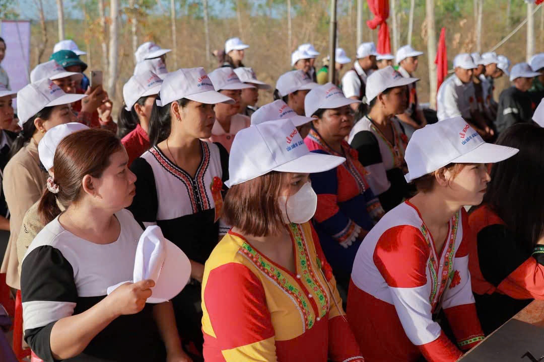 Đông đảo người dân tham dự lễ khởi công cầu Suối Vơ trong không khí phấn khởi, trang trọng.