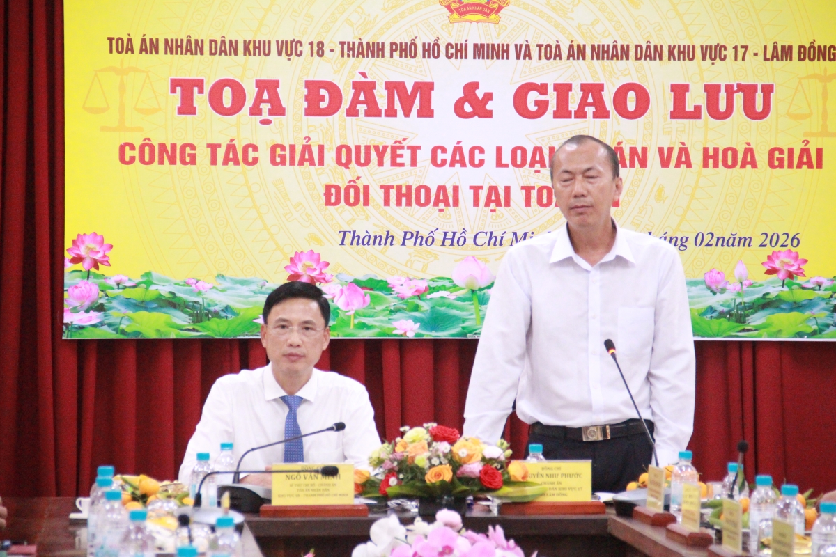 Chánh án TAND khu vực 17 (Lâm Đồng) Nguyễn Như Phước trao đổi tình hình giải quyết, thụ lý các loại án.