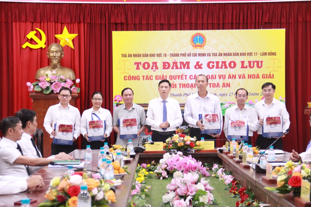 Hai đơn vị tặng quà lưu niệm tại buổi tọa đàm.