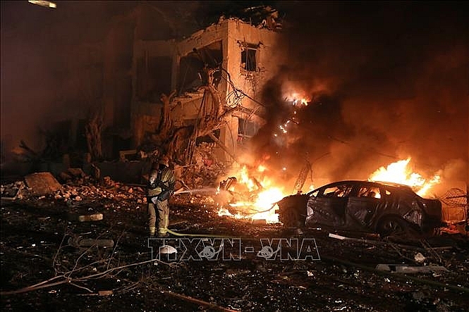 Tòa nhà tại Tel Aviv ở Israel trúng tên lửa đạn đạo của Iran ngày 1/3/2026. Ảnh: THX/TTXVN