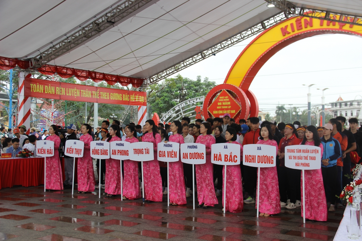 Giải Đua thuyền rồng năm nay thu hút gần 300 vận động viên đến từ các đơn vị, địa phương trên địa bàn thành phố 