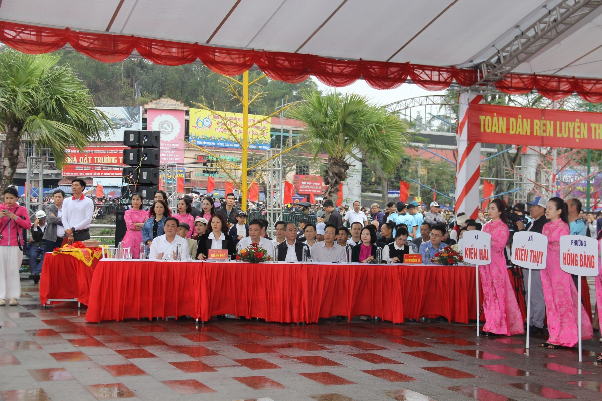 Các đại biểu tham dự chương trình.