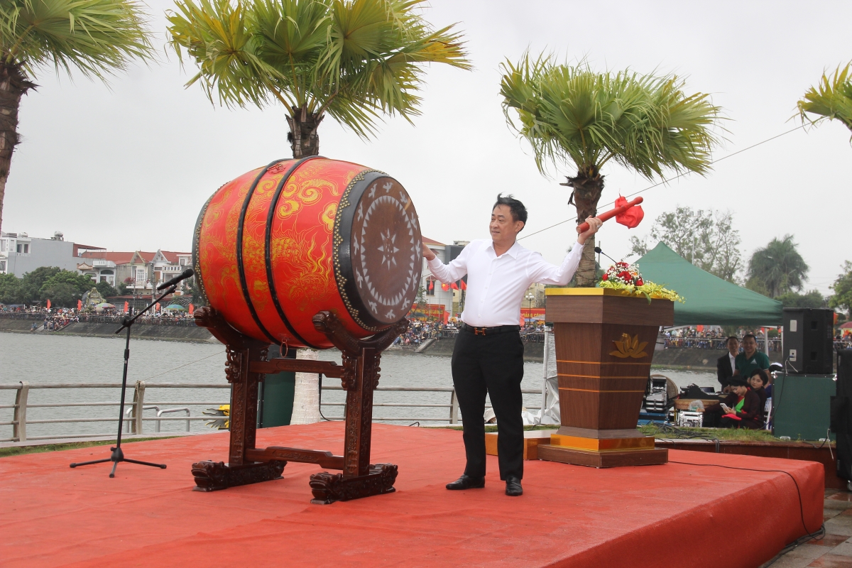 Đồng chí Lưu Văn Thụy, Phó Bí thư Đảng ủy, Chủ tịc UBND xã Kiến Thụy đánh trống khai hội.