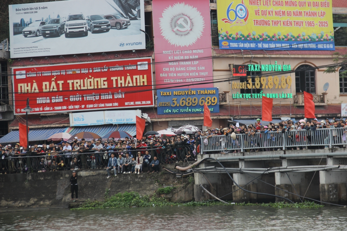 Giải đấu thu hút đông đảo bà con nhân dân địa phương và du khách từ nhiều nơi trên địa bàn thành phố tới xem, cổ vũ.