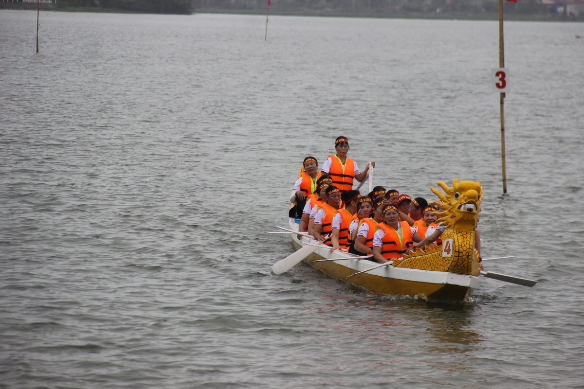Nội dung nữ thi đấu cự ly 2.400m, tương đương 3 vòng (3 lượt đi, 3 lượt về). 